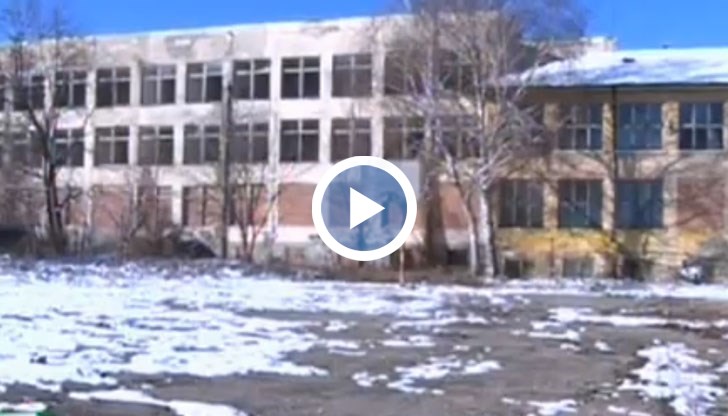Затвореното от 10 години школо е обект на множество вандалски набези