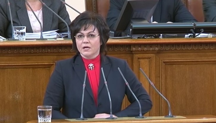 В момента в парламента ври и кипи