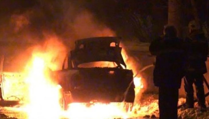 Запалването е възникнало в „Опел Корса“, но от високата температура е имало и поражения по съседен автомобил / Снимката е илюстративна