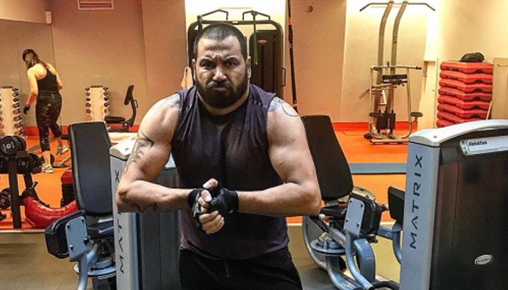 Кралят на фолка показва мускули във фитнеса