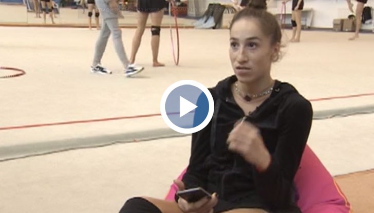 Капитанът на националния ансамбъл по художествена гимнастика върнала обаждане, което ѝ струва 20 долара на минута