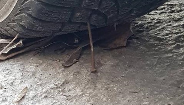 Под гумата на спрял автомобил се поставя пирон Под гумата на спрял автомобил се поставя пирон