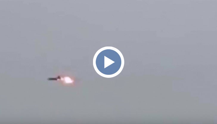 На кадрите се вижда как джихадистите стрелят по самолета от зенитна установка, а след това в 17-та секунда на видеото в него попада ракета от ПЗРК