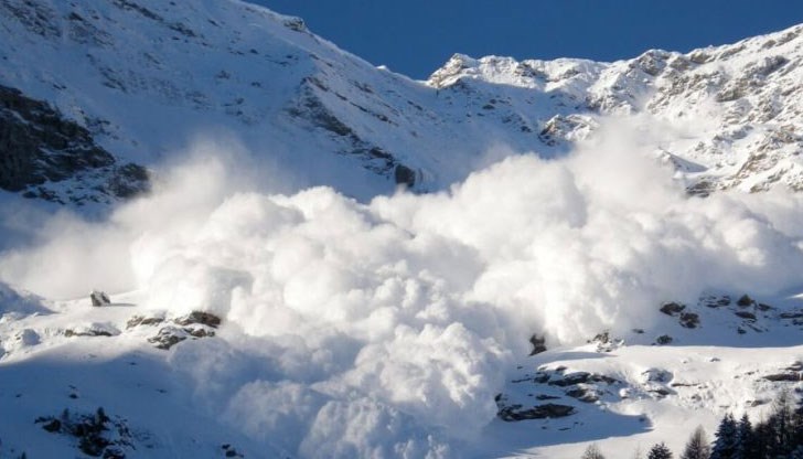 Снежна козирка се срути в района на курорт във френската област Савоя