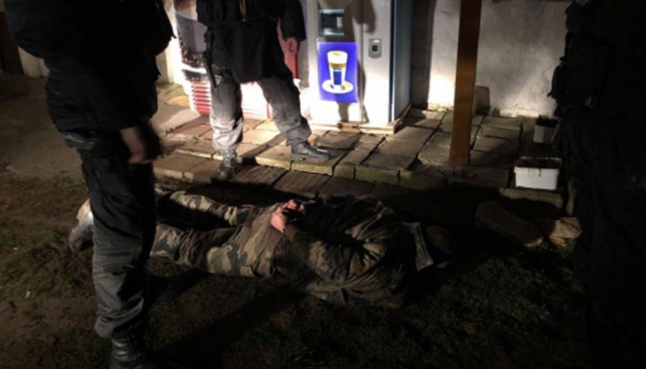 Снощи мъжът открил стрелба по полицаи, които се опитали да му връчат призовка