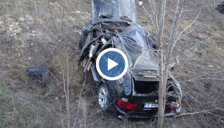 Джипът излиза от пътя, преобръща се по ската, преминава през канавка, след което се търкаля по ската оттатък канала