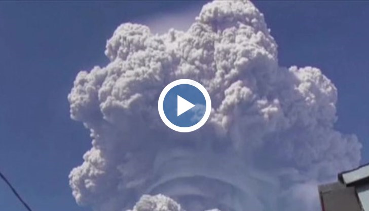 Вулканът изхвърли пепел и гореща пара на повече от 5000 метра