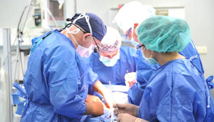 С операцията спасяват зрението на млад мъж