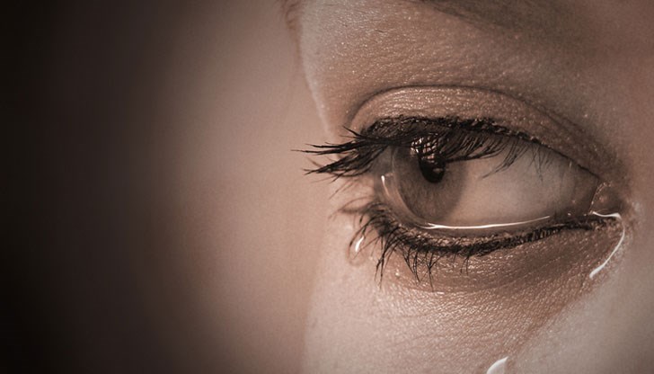 Сутеньорите отглеждат детето й, което използват за порнография