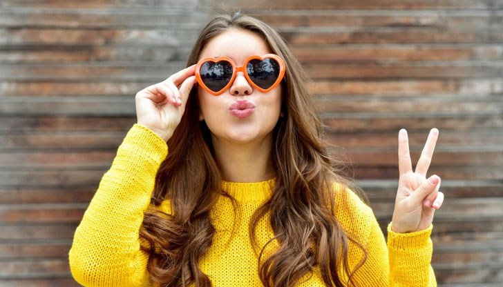 Ако си сама на този 14-ти февруари далеч не означава, че трябва да бъдеш тъжна, да потънеш в самосъжаление, да гледаш сама романтични филми в компанията на купа със сладолед и 3,4 шоколада