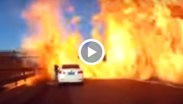 Огромни пламъци обхващат стотици метри от магистралата