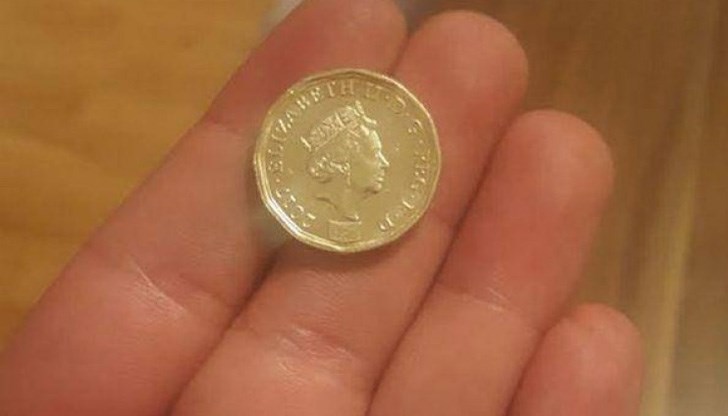 Монетата е от 1 паунд, с грешка в дизайна
