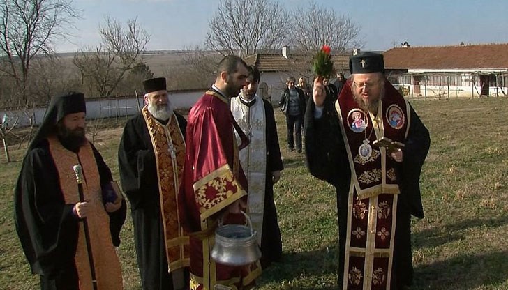 В деня, в който се сбогувахме с дядо Добри, започна градежът на храм в манастир в Русенско
