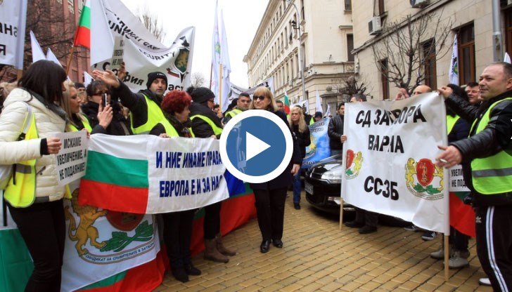 Министърката си тръгна освиркана от протестиращите