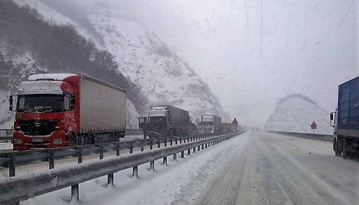 Ограничено е движението на ТИР-ове заради снегопочистване Ограничено е движението на ТИР-ове заради снегопочистване