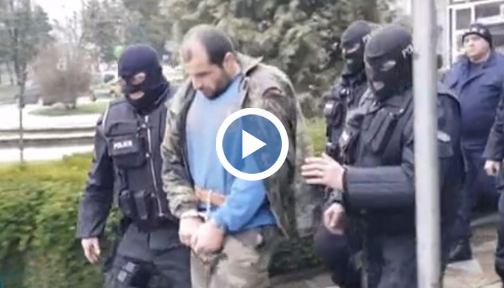 Иван Пачелиев участва в огледа на имота си, за който предупредил, че е пълен с изненади