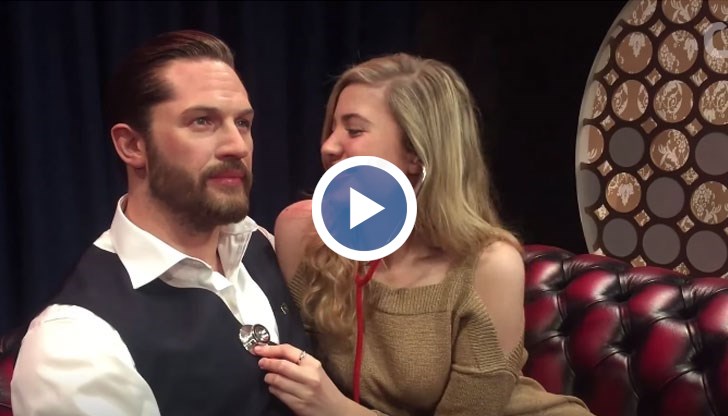 Феновете на актьора могат дори да прегърнат статуята му