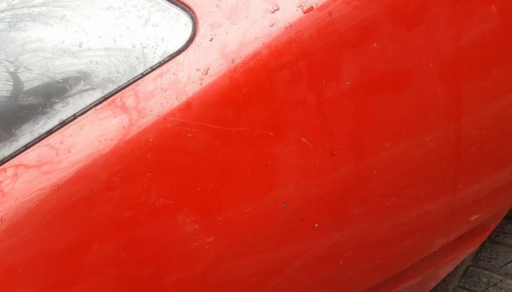 Заради авария преместили автомобила на ръце, вследствие на което го надрали