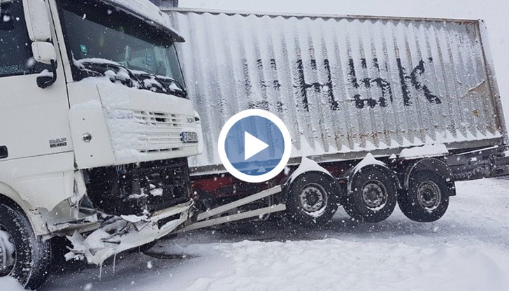 Единият шофьор е откаран в болница