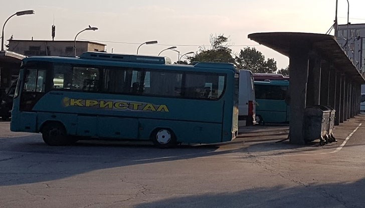 Жена е забравила чантата на пейка пред чакалнята Жена е забравила чантата на пейка пред чакалнята