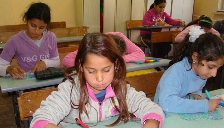 Общините ще могат да заобикалят водещия критерий за уседналост при записване на ромски деца