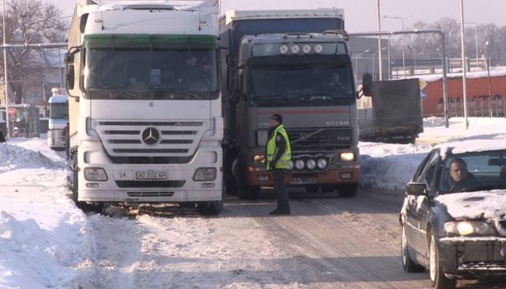 Румъния не пуска тежкотоварни автомобили Румъния не пуска тежкотоварни автомобили