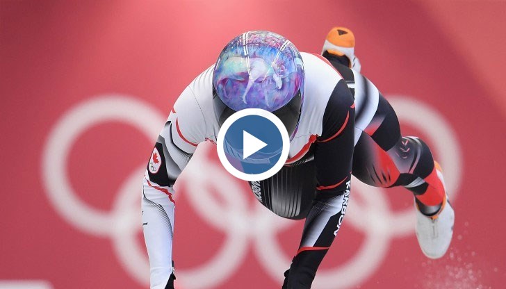 Мирела губи майка си след тежка битка с рака и в нейна памет изографисва на гърба на каската си молеща се жена