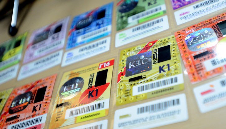 Шофьорът ще въвежда регистрационния номер на колата и желания период. След това ще плаща в брой или с банкова карта