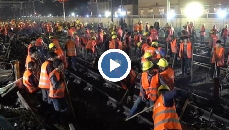 Строителите полагат релсите, светофарите, средствата за мониторинг и всичко необходимо