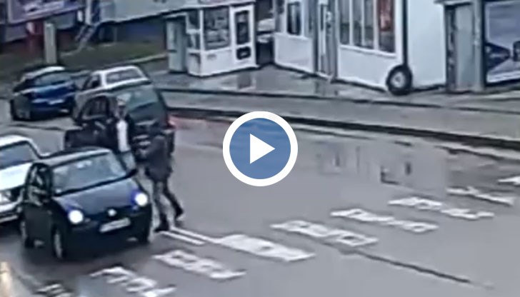 Охранителна камера е заснела агресията на хулигана