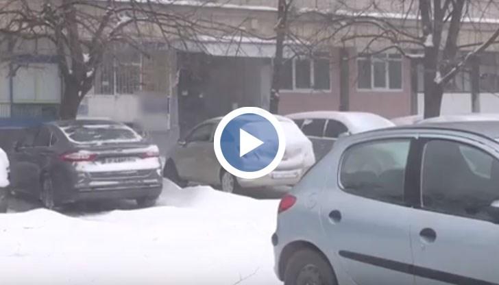 Чули викове от апартамента, полицаи заварили внука на убития мъж с нож в него