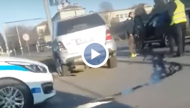 Шофьор с автомобил „Мерцедес“ е нарушил правилата за предимство при маневра обратен завой