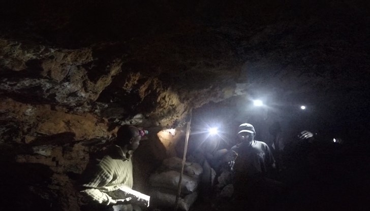 Повишеният интерес към електромобилите задвижи бум в малките мини за добив на кобалт в Конго