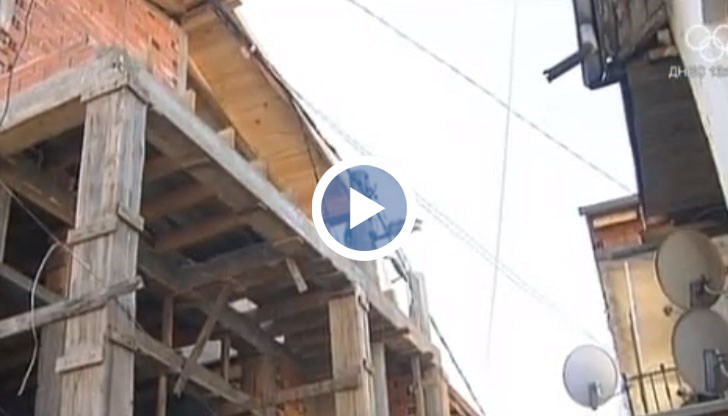 Собствениците доброволно премахват абсурдната постройка