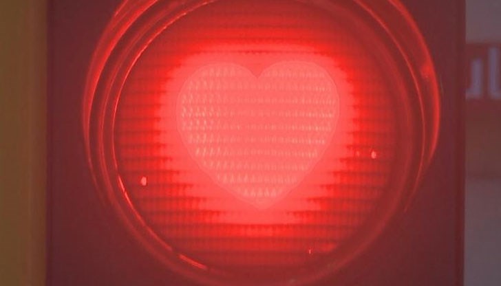 Светофарите светят във формата на малки червени сърца