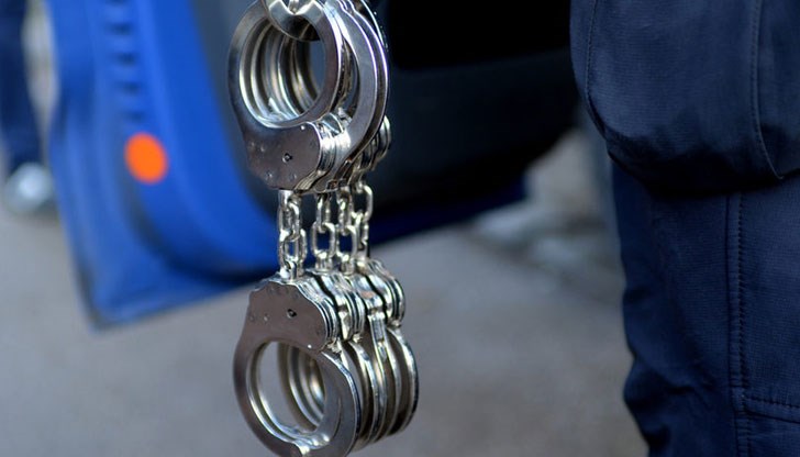 Днес сутринта на изхода от Димитровград за Стара Загора пътни полицаи спрели микробус за проверка Днес сутринта на изхода от Димитровград за Стара Загора пътни полицаи спрели микробус за проверка