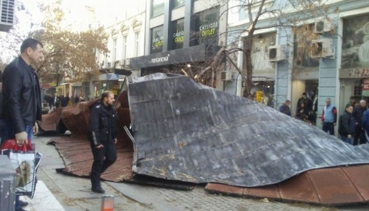 Прекършени билбордове, изтръгнати покриви, съборени дървета и обърнати автомобили