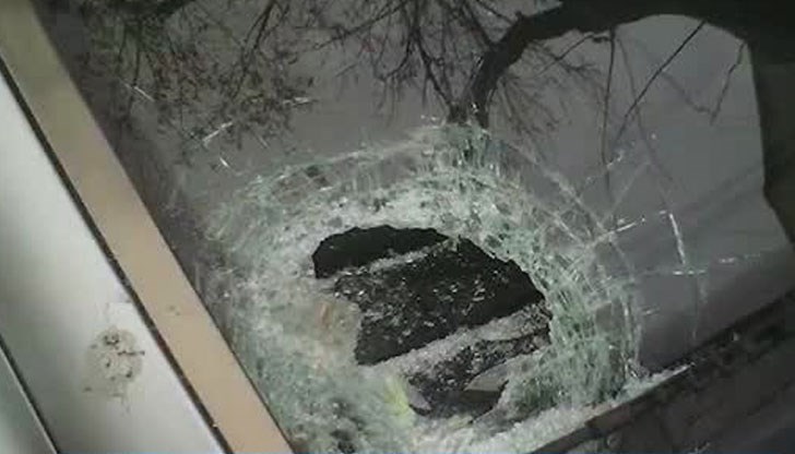 Крадците са отмъкнали стикера заедно със стъклото на автомобила