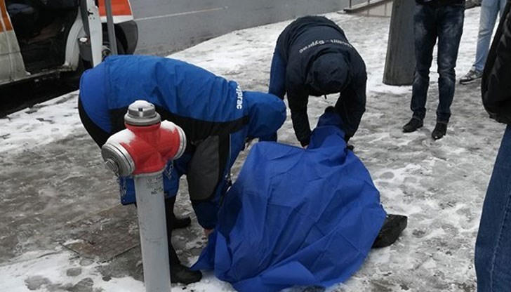 Мъж се свлече на спирка на градския транспорт и почина