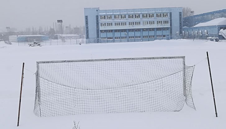 Почистване на стадиона, за да се провеждат зимни тренировки!