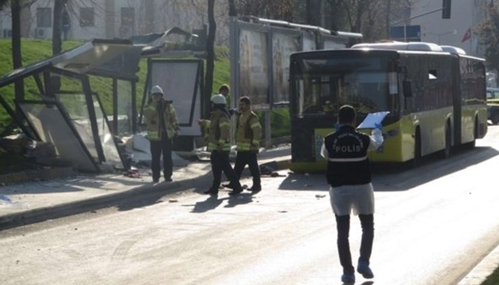 Автобусът се е движел с бърза скорост и е блъснал чакащи на спирката хора