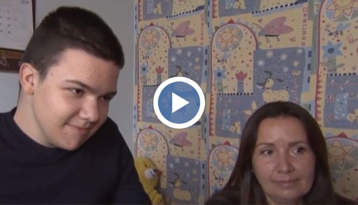 До преди три години 16-годишният Петър е стоял на краката си, а сега има нужда от специална количка