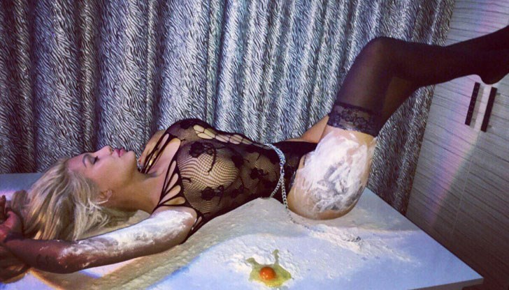 Горещите снимки изпотиха последователите на моделката във фейсбук