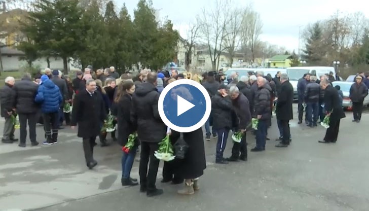 Боби Михайлов, Сираков, Лафчис и още стотици пристигнаха в Централните софийски гробища