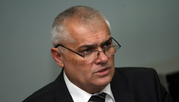 Валентин Радев призна, че не разбира от ченгеджийство и подчинените му започнаха през ден да го  мятат на джанката