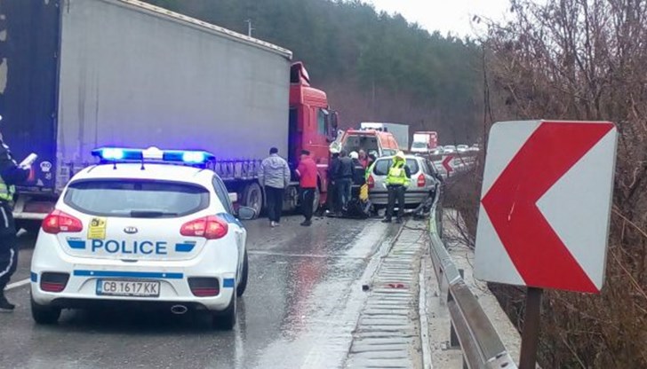 Катастрофата по чудо се размина без жертви, но пострадаха трима души Катастрофата по чудо се размина без жертви, но пострадаха трима души