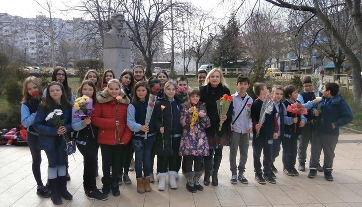Децата изнесоха кратък рецитал, а след това поднесоха цветя пред паметника на своя патрон