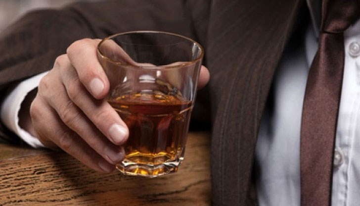 Алкохолът, изпит вечер, ни влияе негативно в 2 аспекта