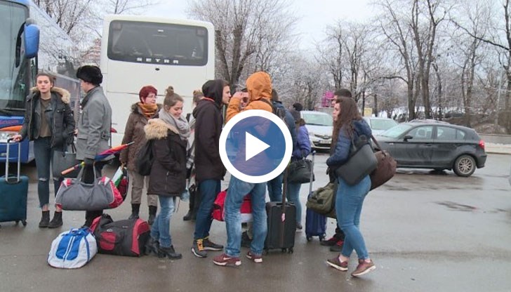 Децата сменят 3 автобуса, заради повреди, а куфарите им се разлетели по пътя