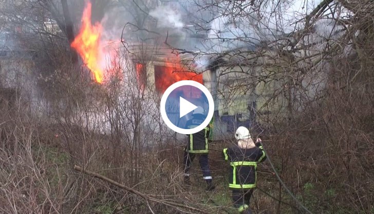 Само бързата намеса на огнеборците попречи на пламъците да обхванат и съседни постройки